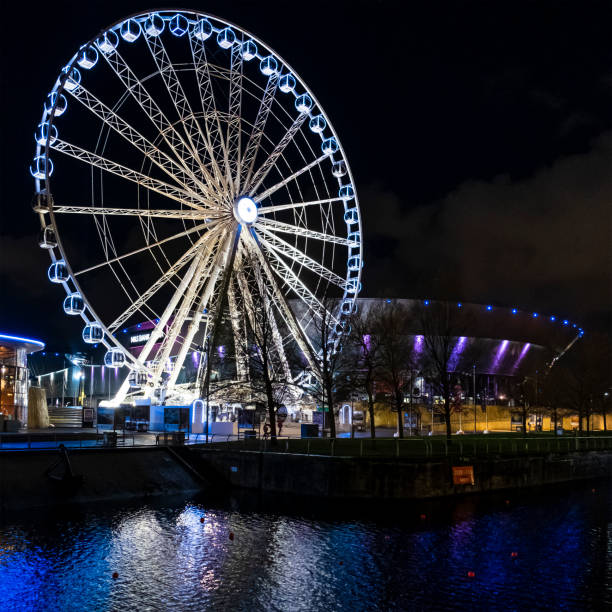 Liverpool, M&S Bank Arena (England, UK) Lighted ferris wheel next to the M&S Bank Arena, a multi-purpose indoor arena in the city centre of Liverpool. liverpool docks and harbour building stock pictures, royalty-free photos & images
