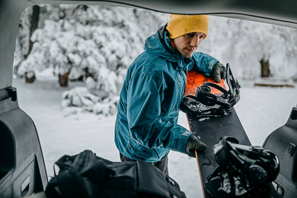 beladen des autos nach einem skitag in den bergen - auto packen für den urlaub winter stock-fotos und bilder