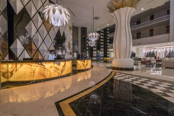 lobby entree met receptie en lounge - luxe hotel stockfoto's en -beelden