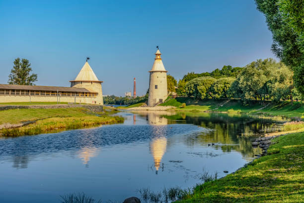 Located on a narrow and high promontory at the confluence of the Pskov river in the Great river. Pskov river Park. Pskov. Russia. 28.07.2019. Pskov Kremlin, the historical and architectural center of Pskov. Located on a narrow and high promontory at the confluence of the Pskov river in the Great river. pskov russia stock pictures, royalty-free photos & images