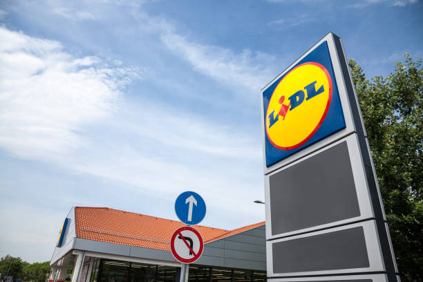 Logo of a Lidl Supermarket in Szeged, Hungary. Lidl is a German global discount supermarket chain spread all accross Europe Picture of the Lidl sign on their supermarket in Szeged, Southern Hungary, during a sunny afternoon. Lidl is a discount supermarket chain, based in Germany, operating more than 10,000 stores across Europe, belonging to Dieter Schwarz lidl stock pictures, royalty-free photos & images