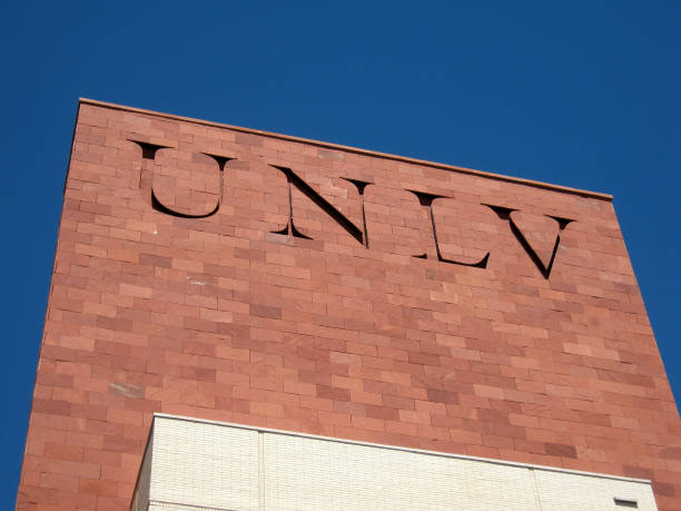unlv logo aan de zijkant van rode bakstenen gebouw - hogeschool rood samen stockfoto's en -beelden