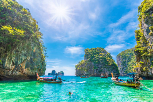 loh, de baai van het eiland phi phi - thailand stockfoto's en -beelden