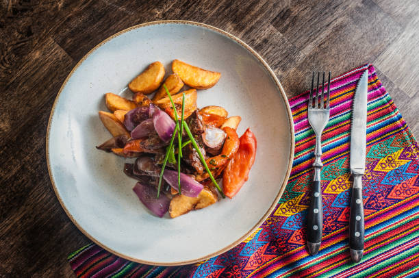 lomo saltado 전통적인 페루 접시 쇠고기와 감자 - peru 뉴스 사진 이미지