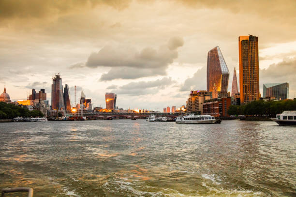 london en thames river bij zonsondergang - south bank london stockfoto's en -beelden