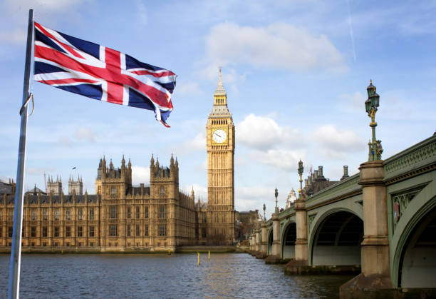 london big ben und westminster brücke und britische flagge - englische flagge stock-fotos und bilder
