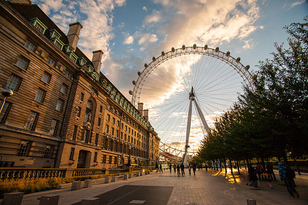 london eye at dusk in london - south bank london stockfoto's en -beelden