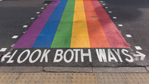 英國倫敦—— 2019年7月11日:lgbt驕傲彩虹顏色,下面有暗示性文字:[看兩邊]都畫在倫敦溫布頓的街道上,而不是普通的街頭行人過道上。 - wimbledon tennis 個照片及圖片檔