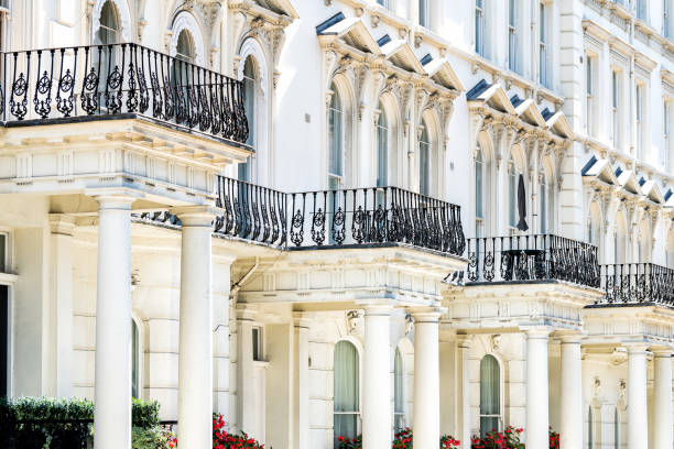london, uk street wegnaar chelsea kensington terrasvormige huisvesting balkons gebouwen en kolommen in de oude vintage historische traditionele stijl appartementen - chelsea stockfoto's en -beelden