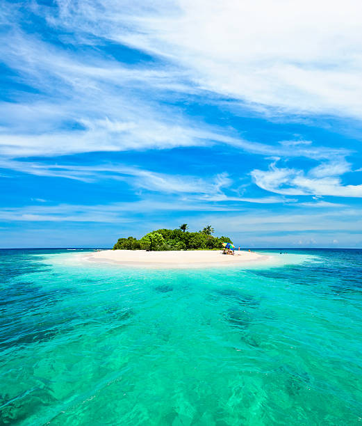 lonely tropical island in the caribbean - eiland stockfoto's en -beelden