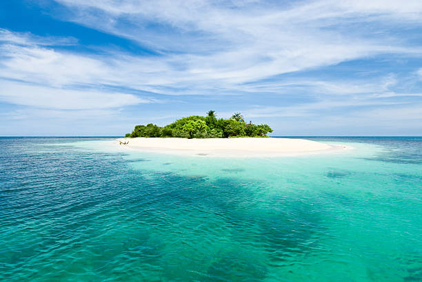 lonely tropical island in the caribbean - eiland stockfoto's en -beelden