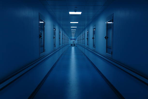 lange, dunkle krankenhaus korridor - korridor stock-fotos und bilder