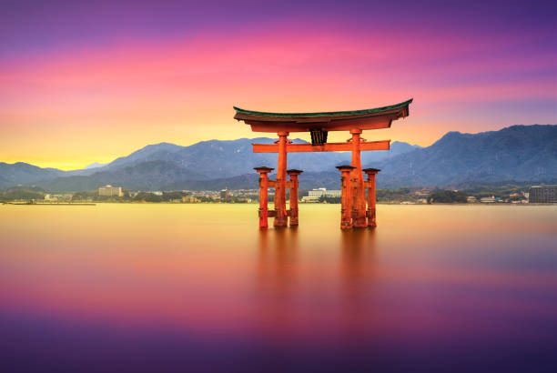 長時間露光厳島神社宮島フローティング鳥居、広島、日本 - 鳥居 ストックフォトと画像