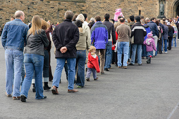 long queue of people - castle couple stockfoto's en -beelden