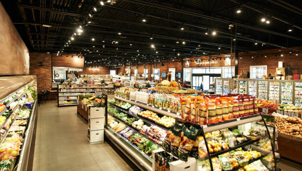 посмотрите, сколько у нас еды - supermarket стоковые фото и изображения