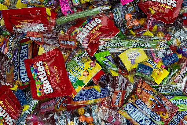 looking down at large pile of candy - skittles 個照片及圖片檔