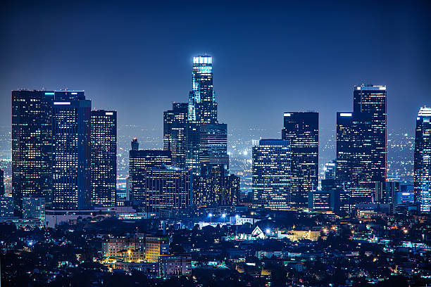 los angeles skyline by night, california, usa - los angeles county stockfoto's en -beelden