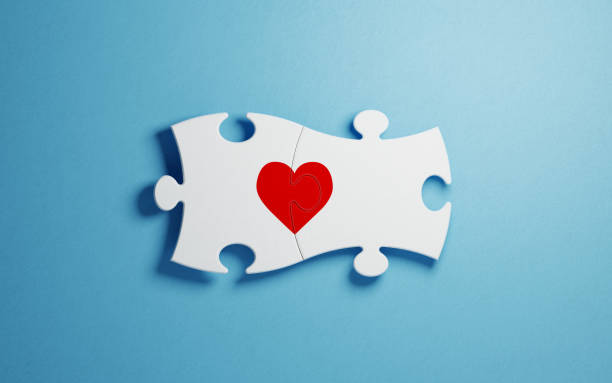 liefde en puzzel concept - witte puzzelstukjes vormen een rood hart - romantiek begrippen stockfoto's en -beelden