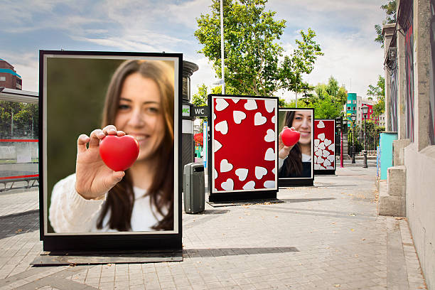 amor outdoors, fotografias de uma mulher com coração vermelho - display ad imagens e fotografias de stock