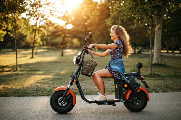 amo l'energia pulita - electric scooter foto e immagini stock