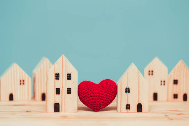 kärlek hjärta mellan två hus trä modell för att stanna hemma för friska gemenskap tillsammans koncept. - kärlek bildbanksfoton och bilder