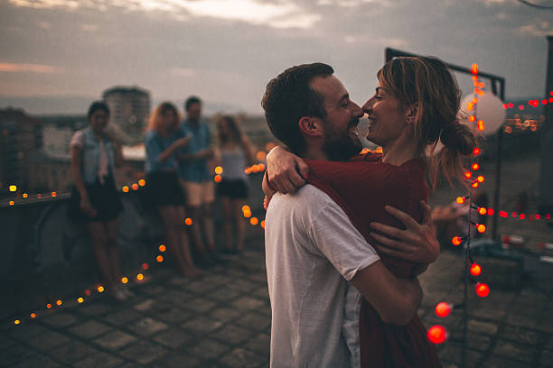 amore sul tetto - couple kiss foto e immagini stock