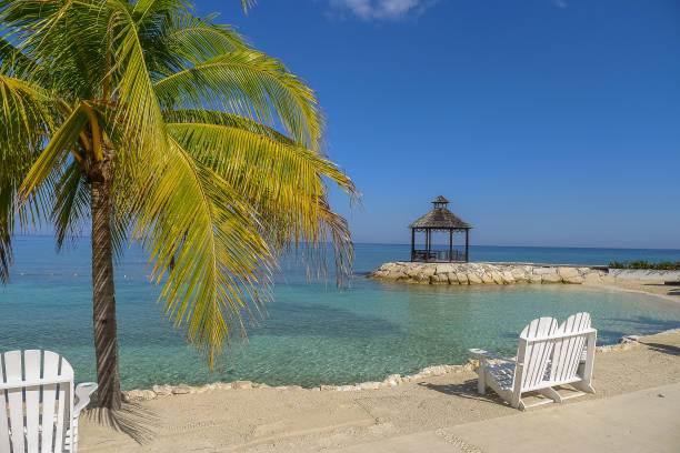 ジャマイカのビーチで恋人席 - モンテゴ湾 写真 ストックフォトと画像