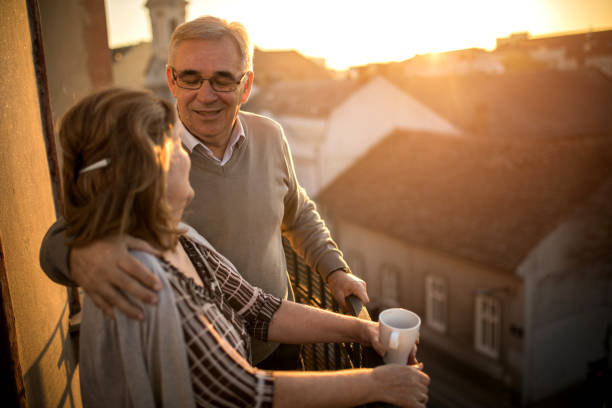 Balkon oma dem nackt auf Oma fickt