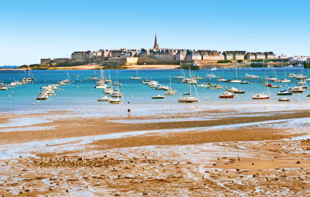 Low tide in bay of Saint-Malo in Bretagne,France. At low tide in the estuary of Rance in Côtes-d'Armor, pleasure boats or fishing rest on their keel. low tide stock pictures, royalty-free photos & images