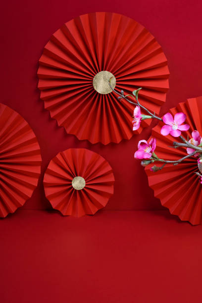 afortunado chino nuevo año decoración de fondo rojo con flor de cerezo flor y ventilador de papel - lunar new year fotografías e imágenes de stock