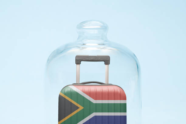 equipaje en aislamiento bajo cubierta de vidrio covid-19 sudáfrica turismo abstracto. - south africa covid fotografías e imágenes de stock