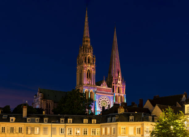 シャルトル大聖堂でリュミエールの光のショー - シャルトル ストックフォトと画像
