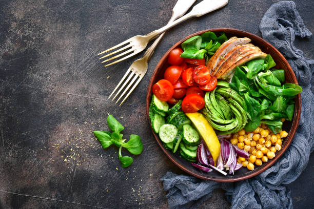 tazón de comida con verduras, frijoles y carne de pollo - healthy dinner fotografías e imágenes de stock