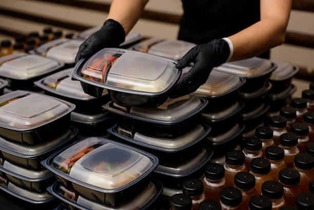 de doos van de lunch met voedsel in de handen. catering - eten koken stockfoto's en -beelden