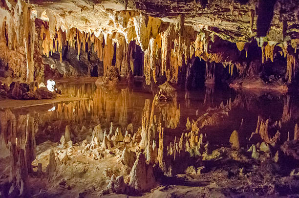 luray-höhlen, virginia - tropfsteinhöhle stalagmiten stock-fotos und bilder