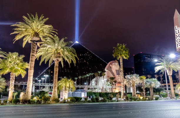 Luxor Hotel and Casino and Sky Beam at night - Las Vegas, Nevada, USA Las Vegas, Nevada, USA - December, 2016: Luxor Hotel and Casino and Sky Beam at night luxor hotel las vegas stock pictures, royalty-free photos & images