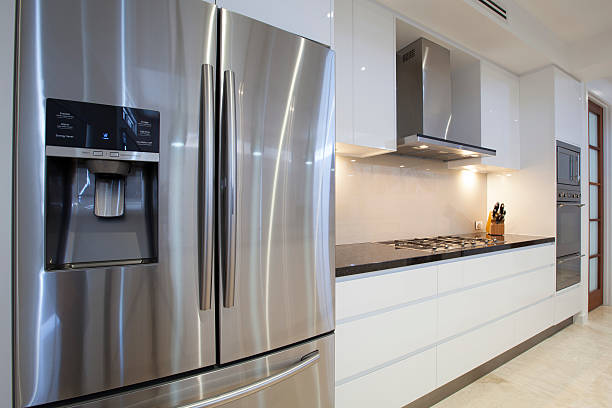 luxuriöse küche - kühlschrank stock-fotos und bilder