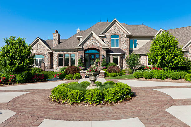 Luxury Dream Home Beautifully landscaped custom dream home with circular concrete and brick driveway. stone house stock pictures, royalty-free photos & images