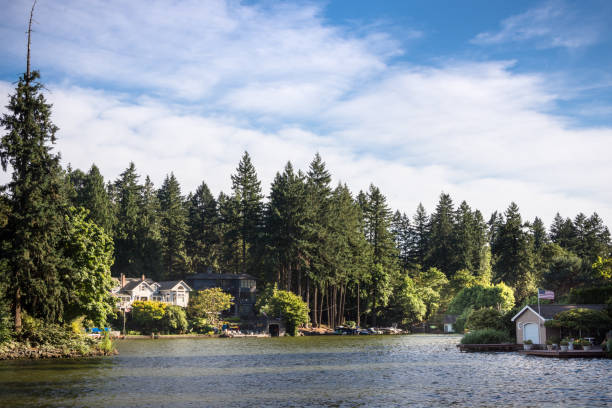 Luxury homes along the shores of Lake Oswego, Oregon Wealthy home owners enjoy their manshions with boat houses along the beautiful shores of Lake Oswego in Oregon. waterfront stock pictures, royalty-free photos & images