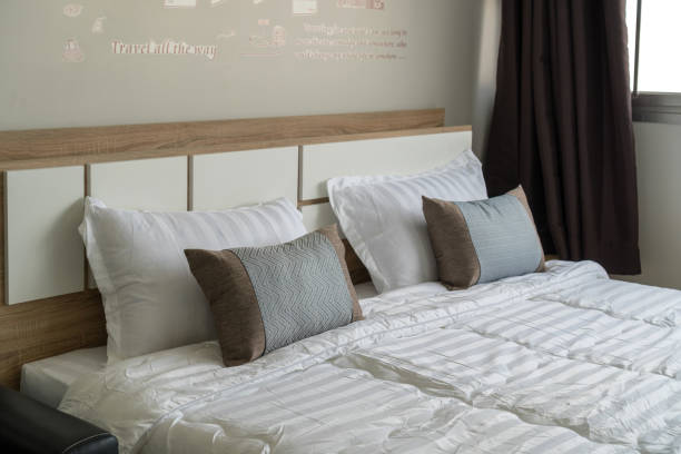 Dormitorio interior de lujo con almohada, apartamento de servicio y concepto de alojamiento - foto de stock