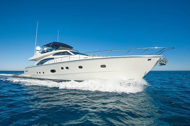 luxury private motor yacht segeln auf dem meer - segeljacht stock-fotos und bilder