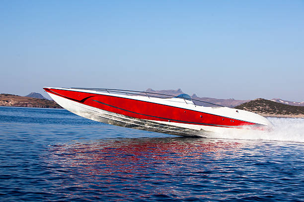 lancha de luxo - speed boat versus sail boat - fotografias e filmes do acervo