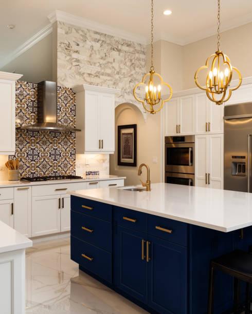 luxus weiße küche design - kitchen stock-fotos und bilder