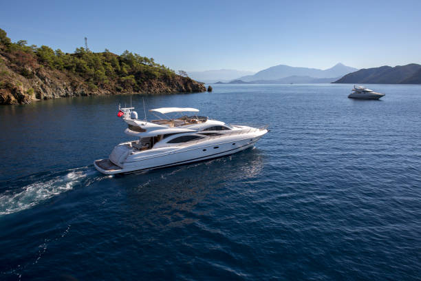 luxus yacht luftblick - segeljacht stock-fotos und bilder