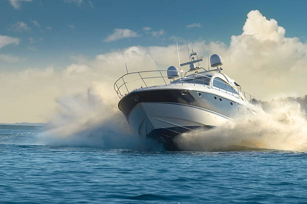 A luxury yacht in motion on the water Fast luxury yacht yacht stock pictures, royalty-free photos & images