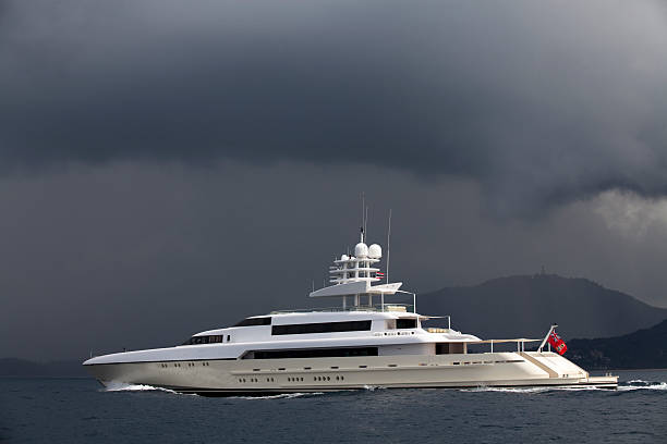 luxury yacht - fluisterboot stockfoto's en -beelden