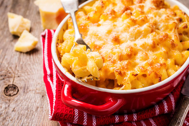 mac en kaas, amerikaanse stijl pasta - gebakken in de oven stockfoto's en -beelden