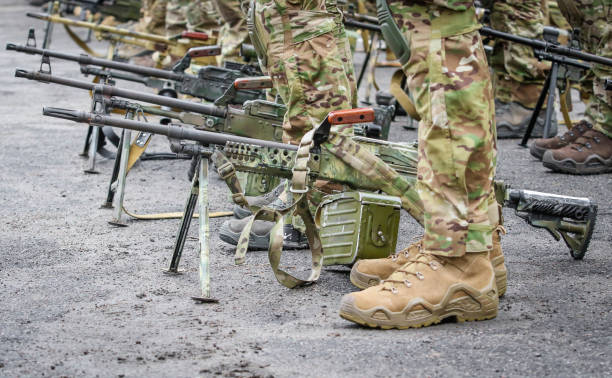 maschinengewehr während des trainings - italienisches militär stock-fotos und bilder