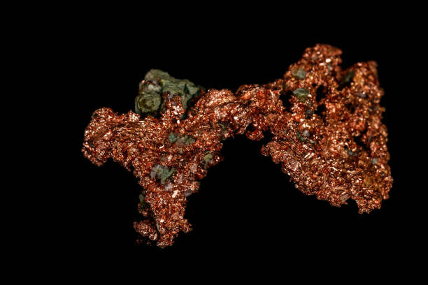 macro metal metálico de cobre en roca sobre fondo negro - michigan shooting fotografías e imágenes de stock