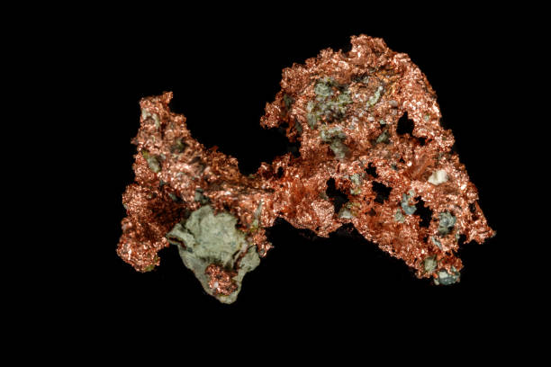 macro metal metálico de cobre en roca sobre fondo negro - michigan shooting fotografías e imágenes de stock